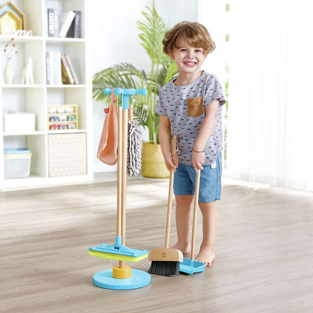Juego de limpieza con escoba Juego de limpieza con escoba
